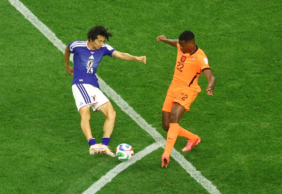 Nakamura chuta para empatar o jogo entre Holanda e Japão — Foto: REUTERS/Kai Pfaffenbach