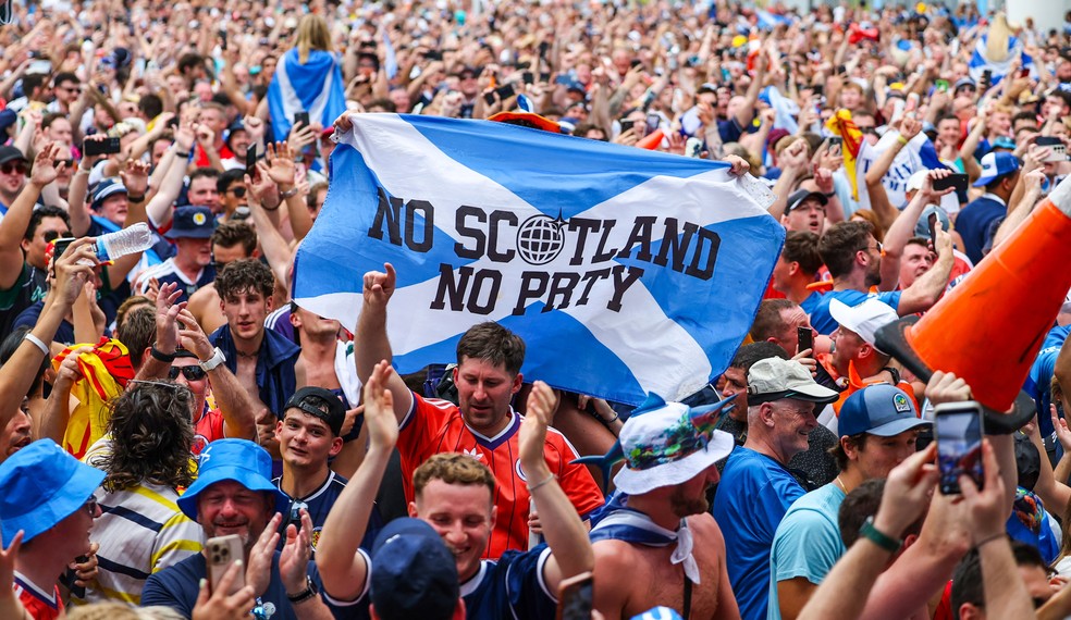 Muita festa no entorno do estádio — torcida da Escócia