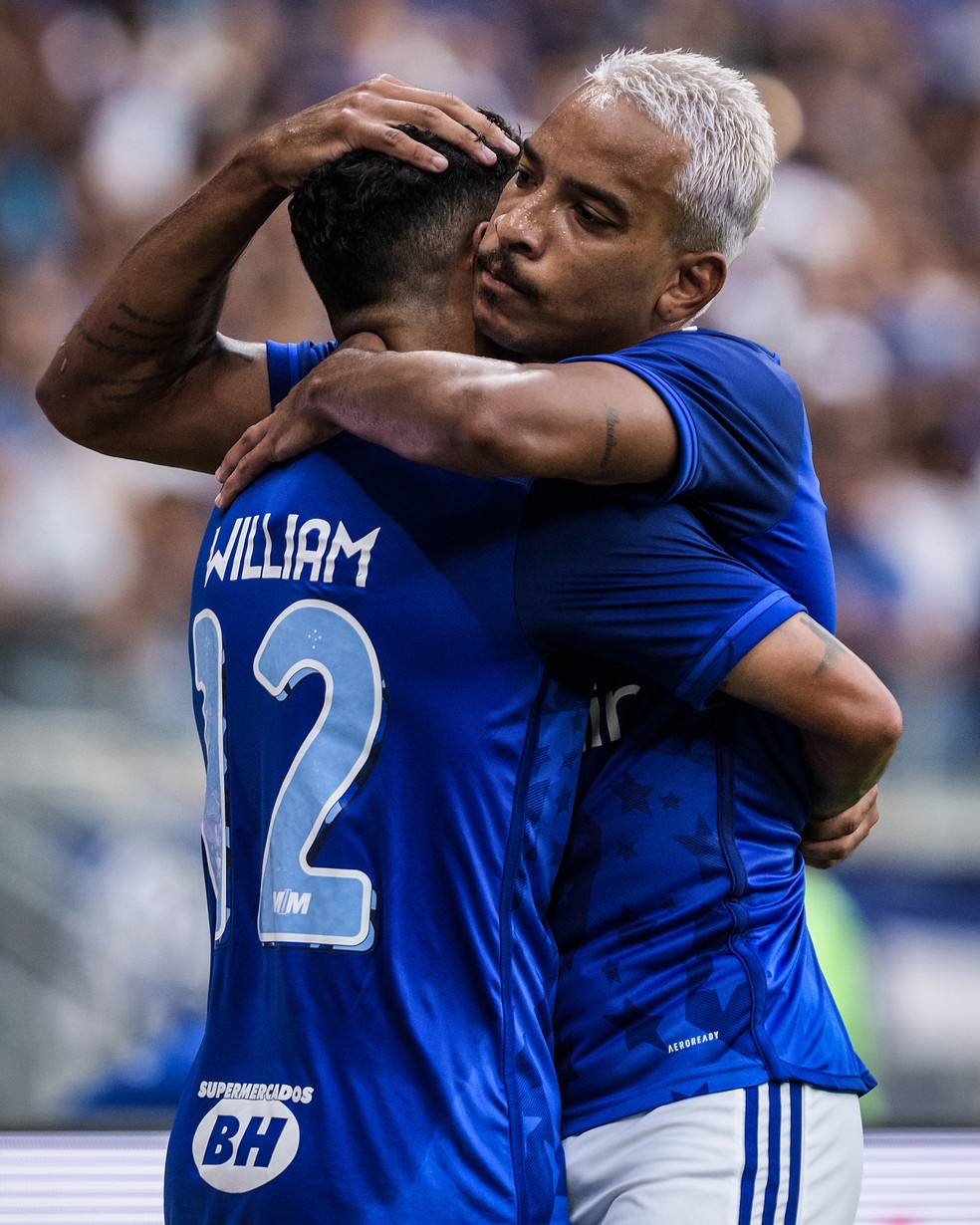 Matheus Pereira e William comemoram um dos gols do Cruzeiro no jogo contra o Tombense