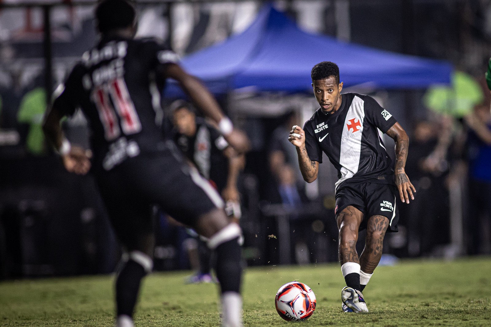 Vasco tem três volantes com contrato até o fim do ano e busca novo nome no mercado; entenda situação  | Ge