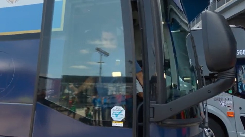 Porta do ônibus da Argentina emperra na chegada ao estádio e web reage: "Sinal que vai dar ruim"