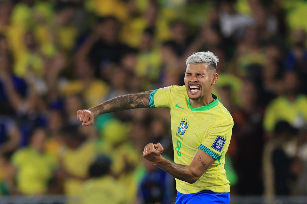 Bruno Guimarães comemora o terceiro gol do Brasil sobre o Chile nas Eliminatórias — Foto: Getty Images