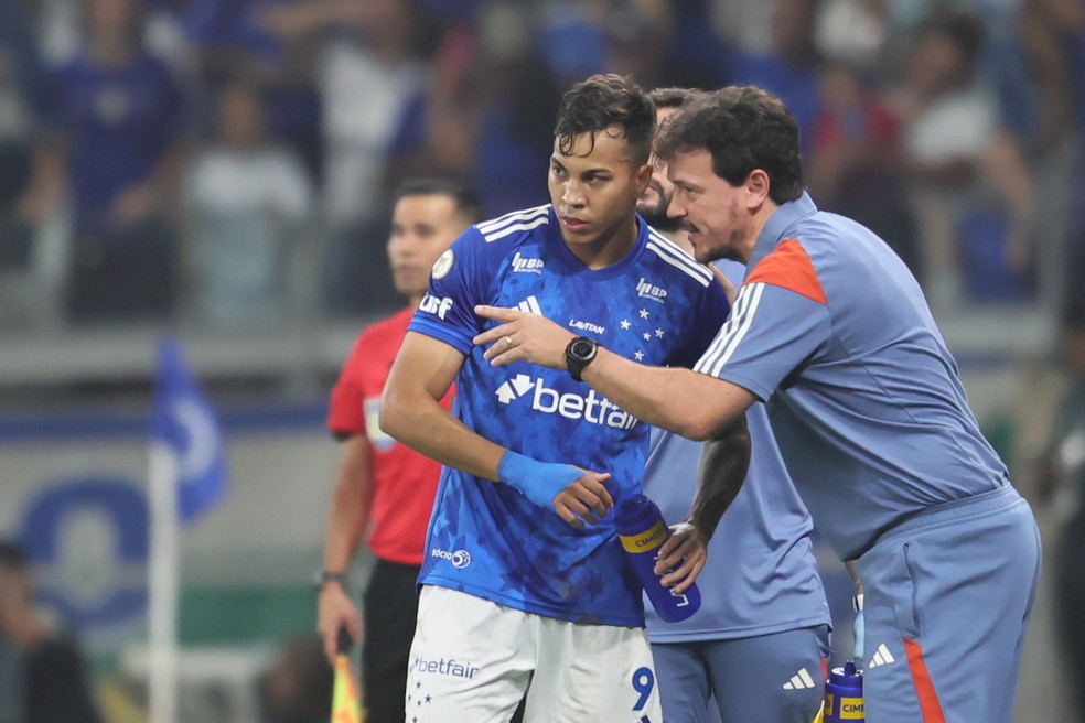 Kaio Jorge e Fernando Diniz durante a partida do Cruzeiro com o Criciúma — Foto: Gilson Lobo/AGIF