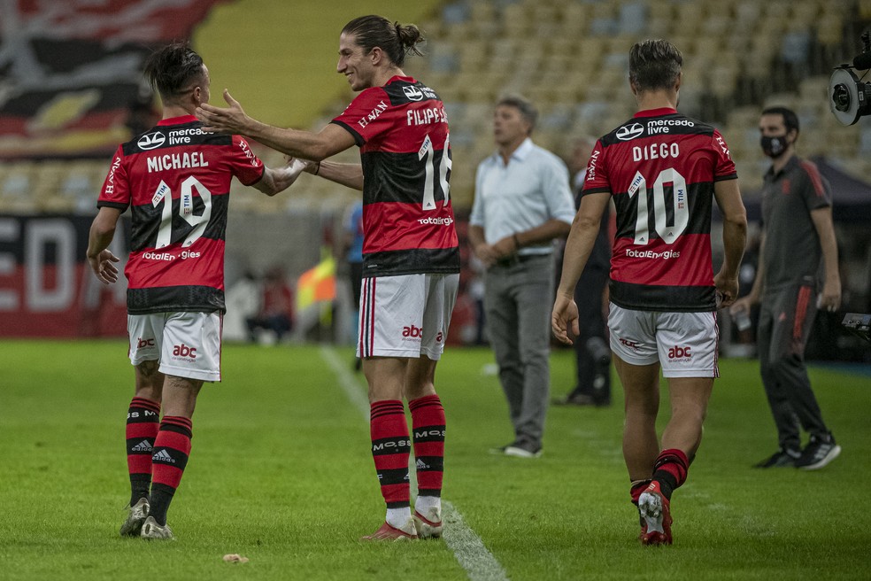 Michael é saudado por Filipe Luís e Diego no Flamengo — Foto: Alexandre Vidal/Flamengo