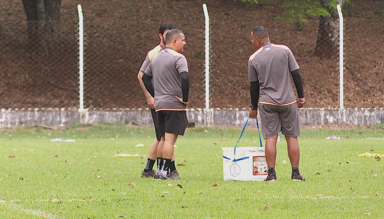 Treinador Raphael Pereira durante treino do Comercial