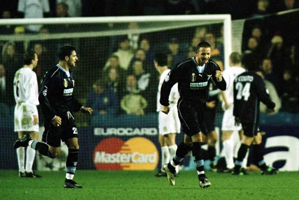 Mihajlovic comemora um gol de falta pela Lazio — Foto: Divulgação / Fifa