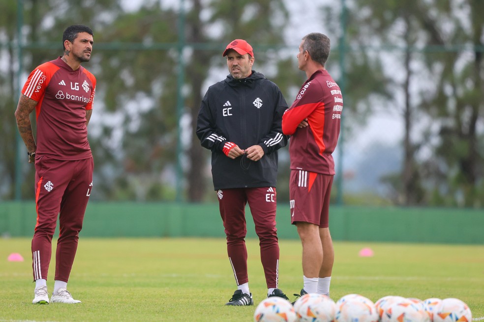 Comissão técnica do Inter durante treinos em Itu — Foto: Ricardo Duarte/Internacional