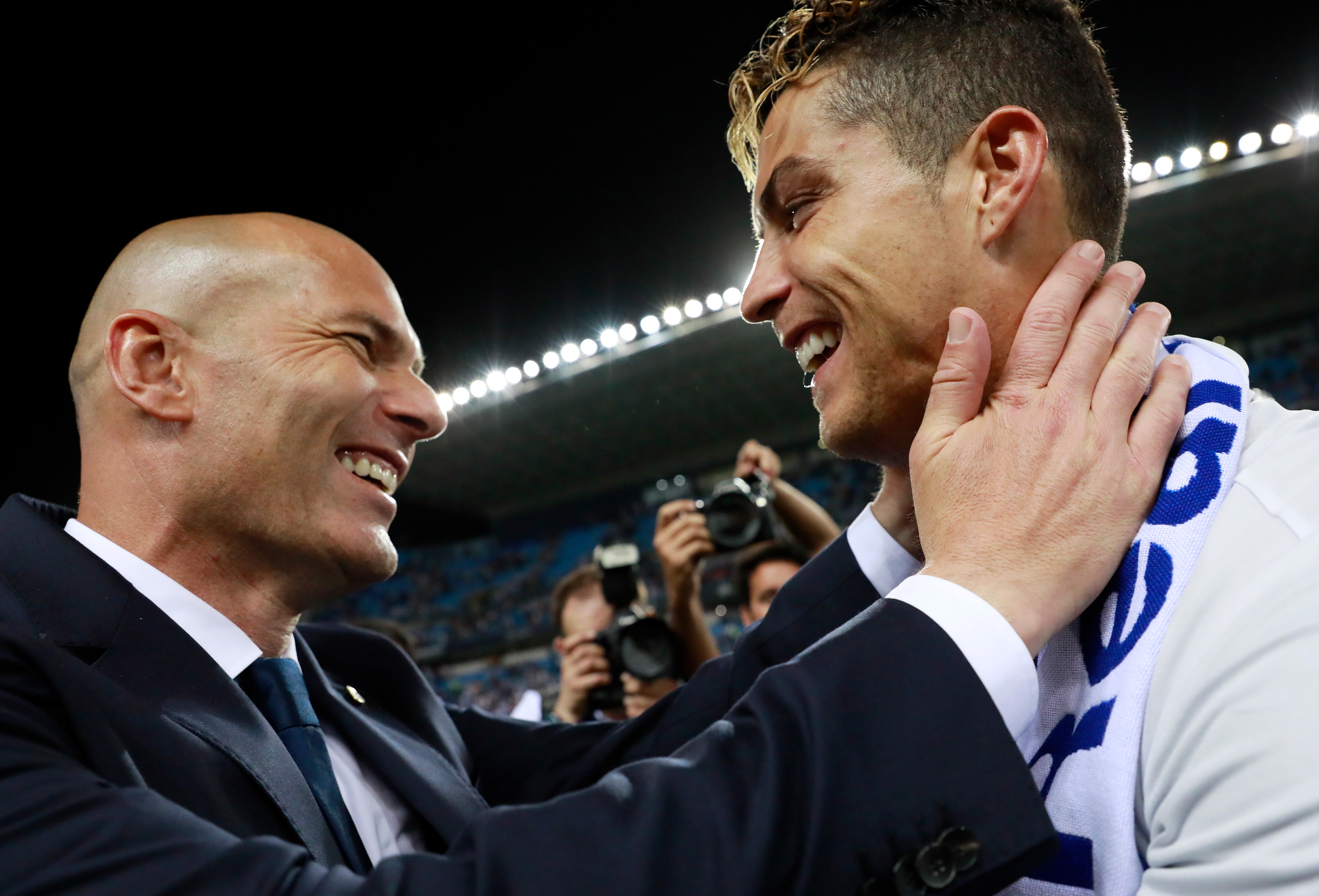 Zidane elogia Cristiano Ronaldo e diz que "tira o chapéu" para o astro português