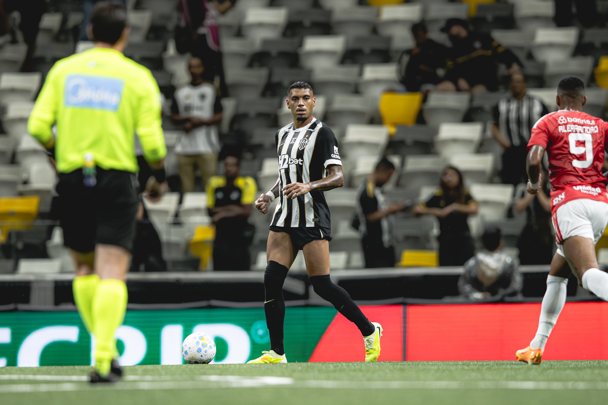 Galo Suado na MRV: Cuello Relâmpago e Heróis de Luvas Salvem a Pátria, Mas a Conta Chega!