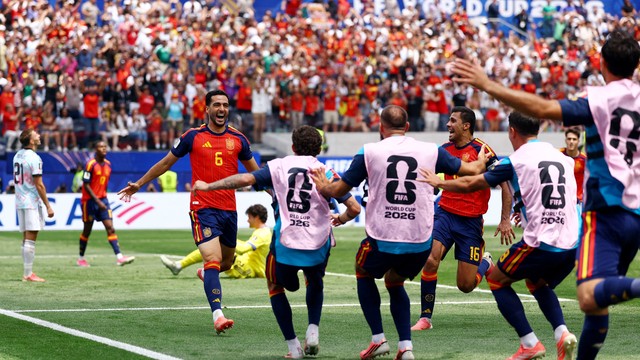 Merino celebra gol da classificação da Espanha na Copa
