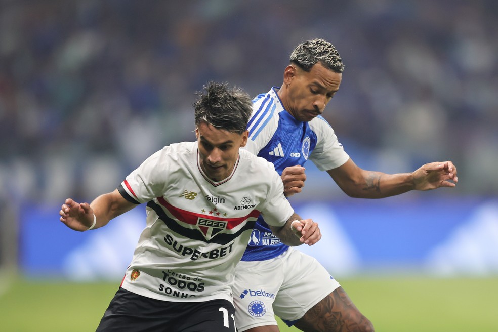 Matheus Pereira, do Cruzeiro, em disputa com Ferreirinha, do São Paulo — Foto: Gilson Lobo/AGIF