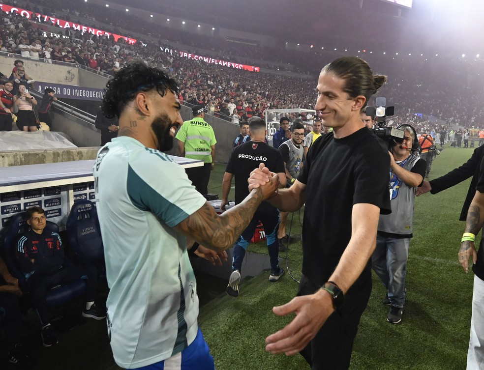 Gabigol cumprimenta Filipe Luís antes de Flamengo x Cruzeiro; Brasileirão 2025 — Foto: André Durão