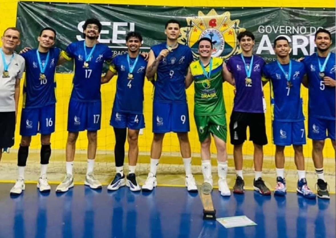 Jogadores do Teles comemorando a vitória na final do torneio de vôlei
