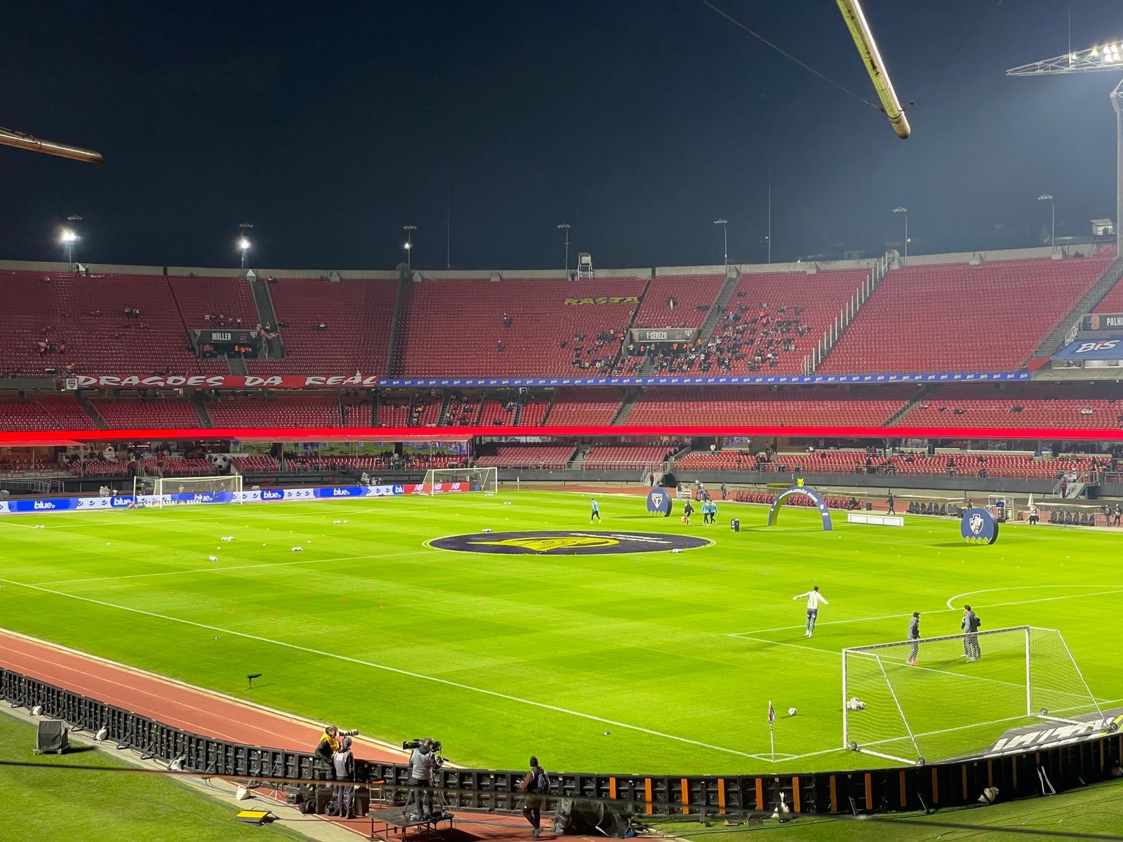 Santos ainda busca viabilizar jogo contra o Flamengo no Morumbis; Mané Garrincha é possibilidade