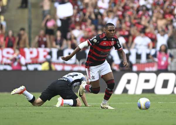 Lorran exalta atuação memorável pelo Flamengo contra o Corinthians