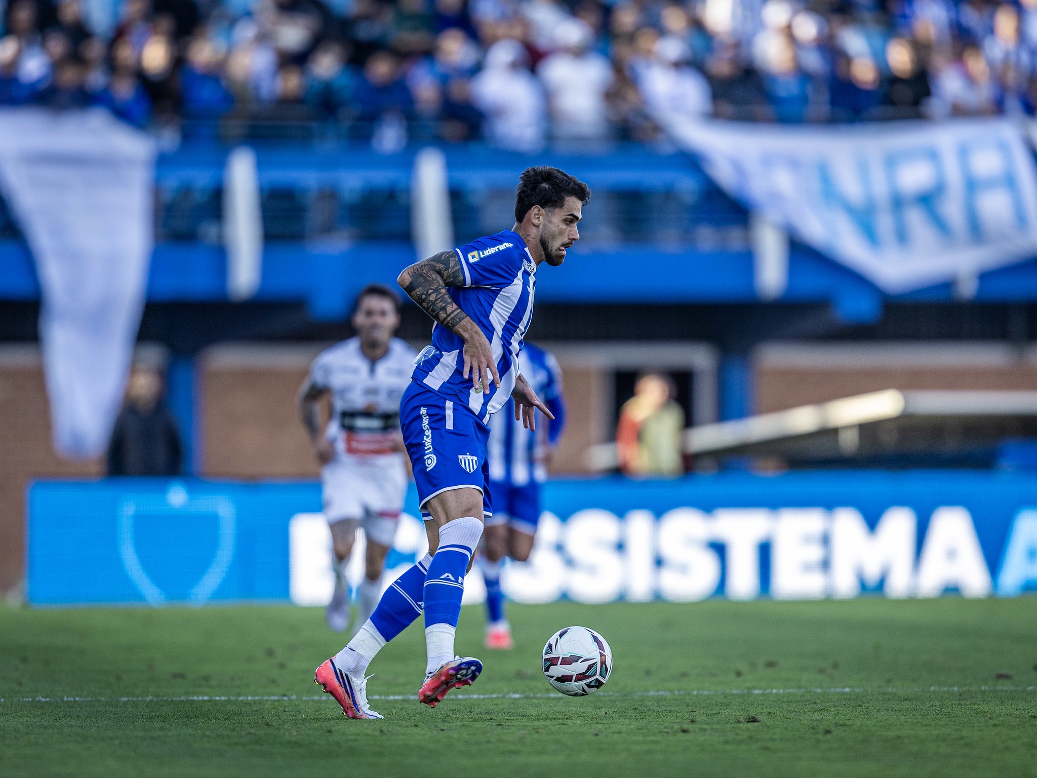 Felipe Vizeu se despede do Avaí após não deixar marca positiva