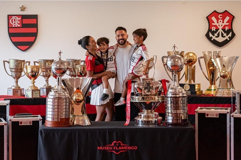 Homenageado pelo Flamengo, Everton Ribeiro posa com as taças que conquistou — Foto: Paula Reis / CRF