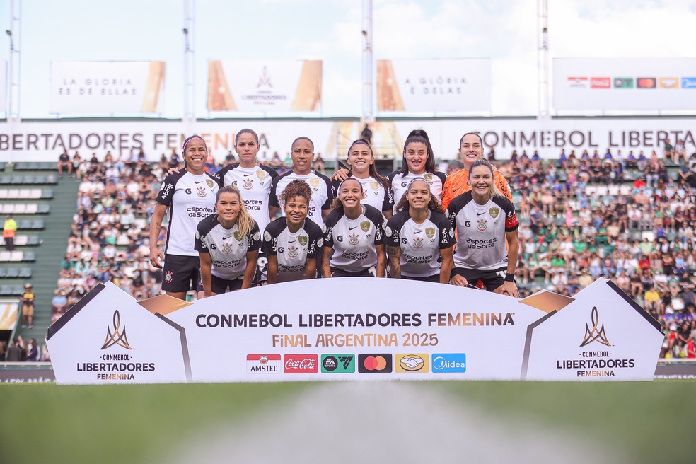 Jogadoras do Corinthians comemoram título da Libertadores Feminina 2025.