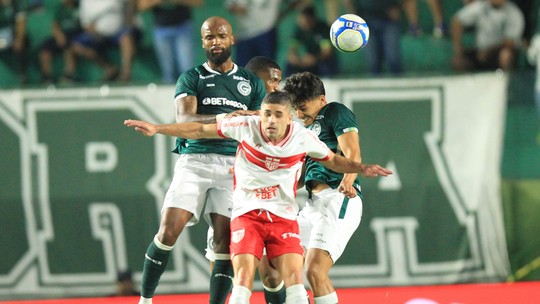 Com gol contra bizarro, Goiás cede empate ao CRB - Foto: (Fábio Lima/O Popular)