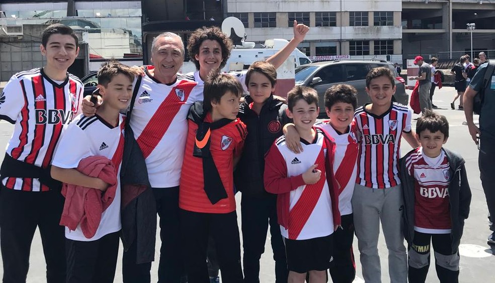 Costantino Costantini junto dos netos, inclusive Giorgio, na final da Libertadores 2018 — Foto: Arquivo Pessoal