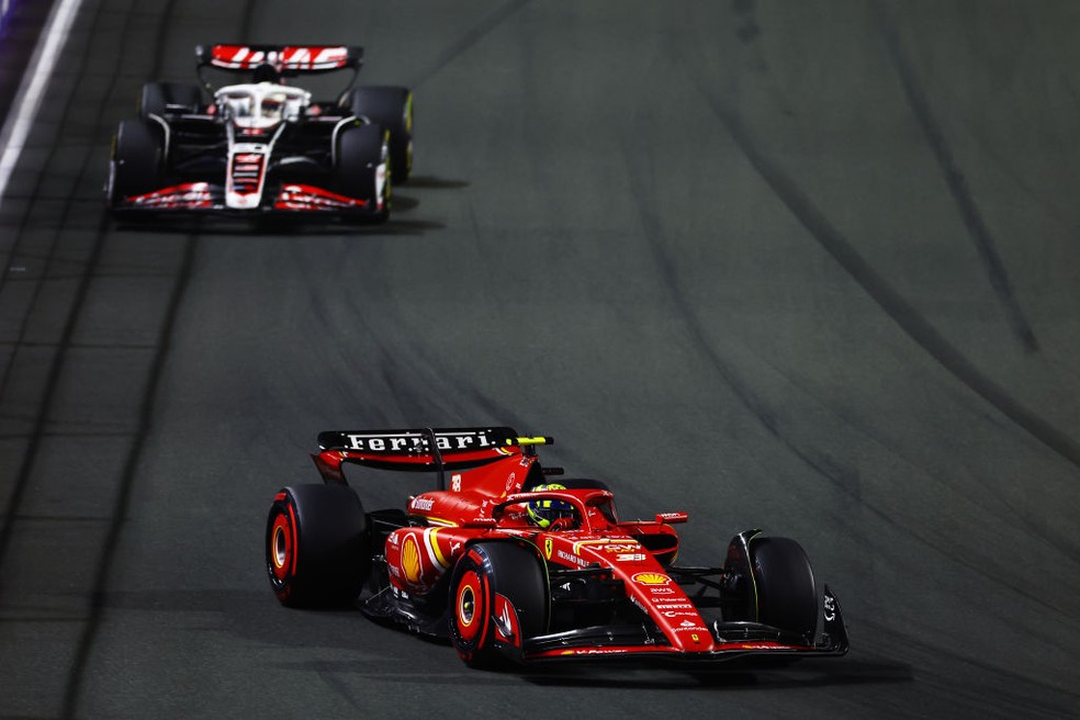 Oliver Bearman guia carro da Ferrari em sua primeira corrida na F1, no GP da Arábia Saudita de 2024 — Foto: Mark Thompson/Getty Images