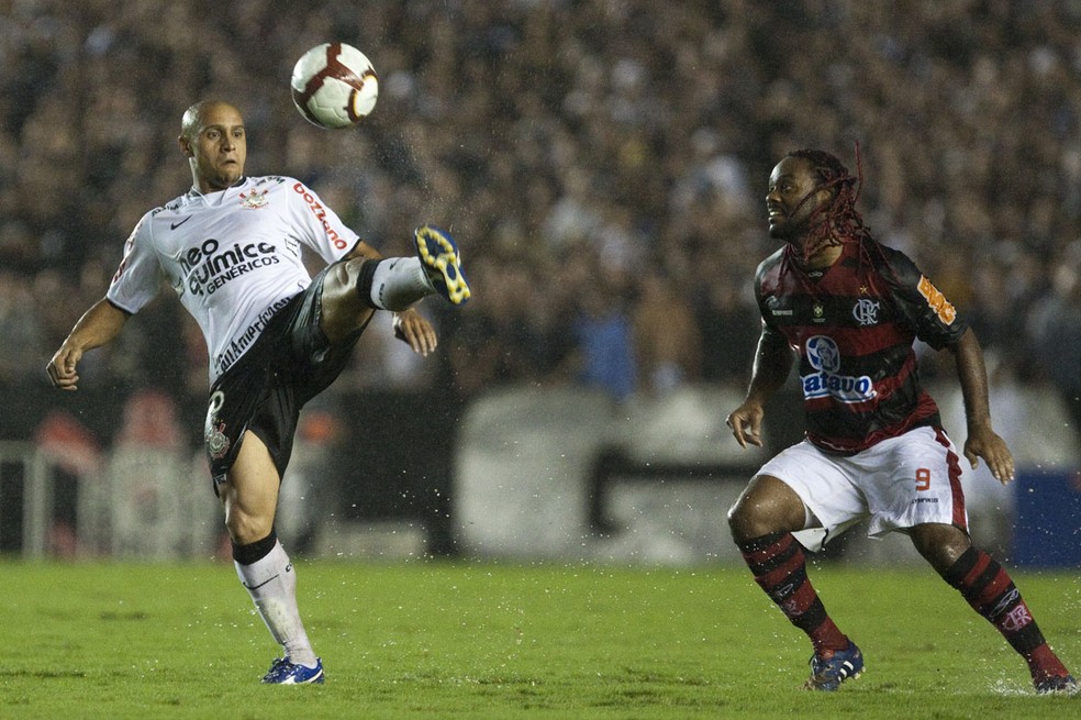 Roberto Carlos e Vagner Love, em Corinthians x Flamengo, oitavas de final da Libertadores (2010)  Foto: Daniel Augusto Jr/Ag.Corinthians