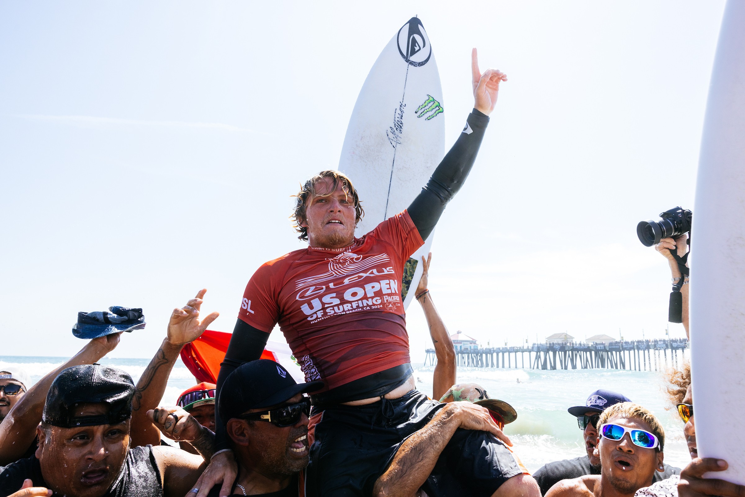 Ex-namorada de Alan Cleland Jr. relata abusos físicos e sexuais por parte do surfista