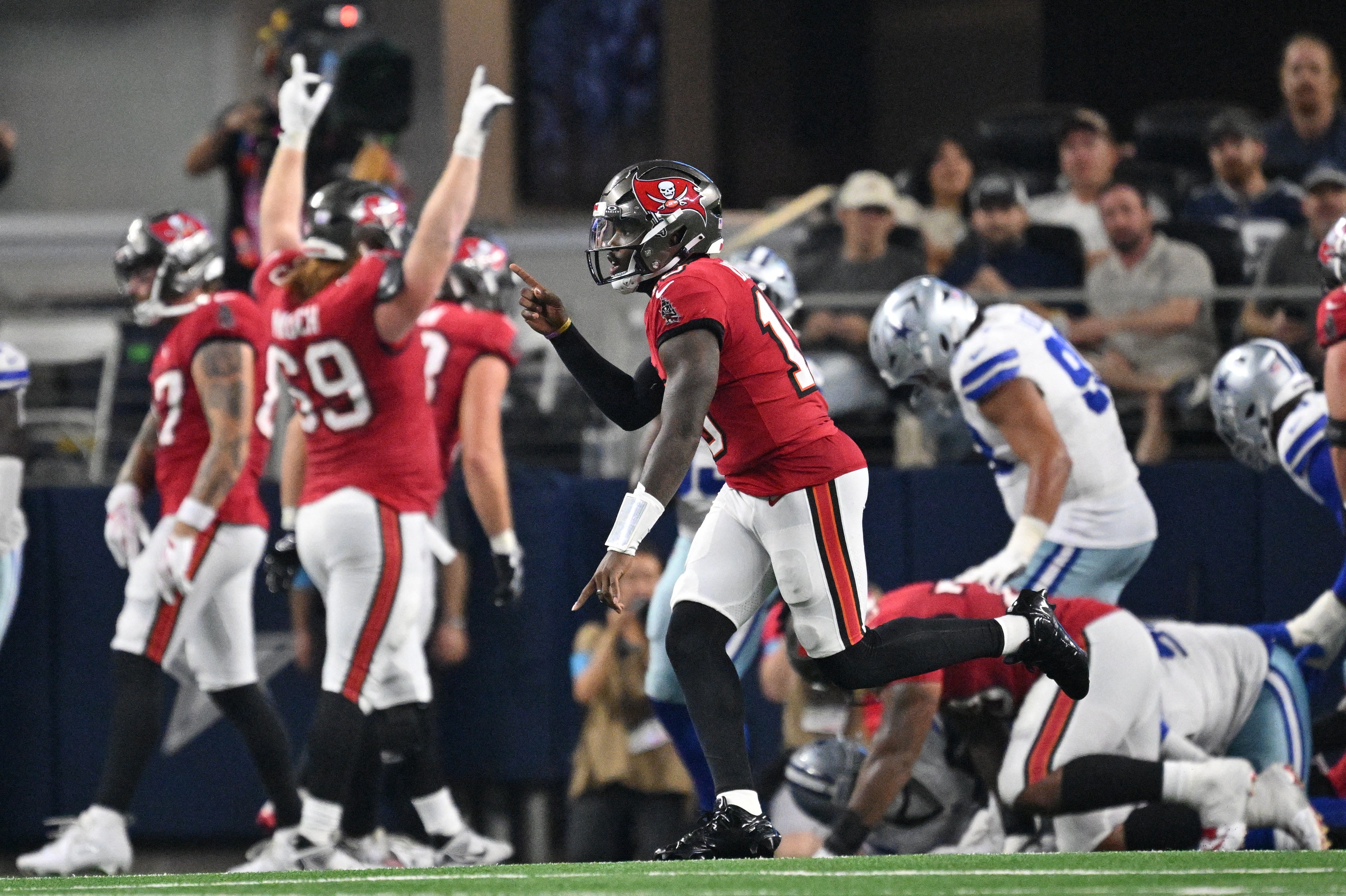Quarterback novato lidera, Buccaneers chocam os Cowboys e vencem a 1ª na NFL
