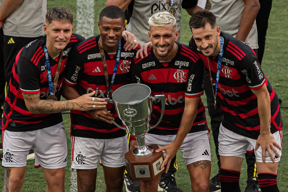 Varela, De la Cruz, Arrascaeta e Viña comemoram a conquista do Flamengo — Foto: Paula Reis/Flamengo