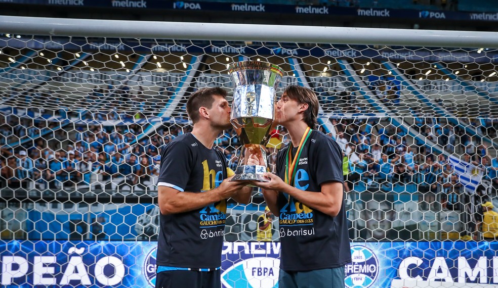 Kannemann e Geromel beijam taça do Gauchão — Foto: Lucas Uebel/Grêmio