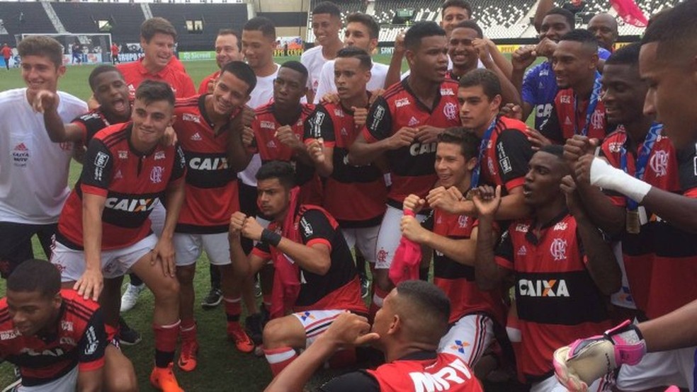 Jogadores do Flamengo fazem o chororô após vencer o Botafogo — Foto: Gilvan de Souza / Flamengo