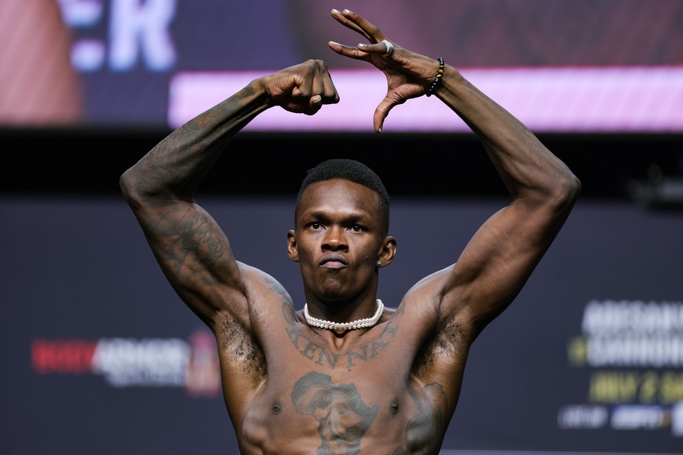 Campeão de UFC Israel Adesanya, viraliza nas redes ao aparecer