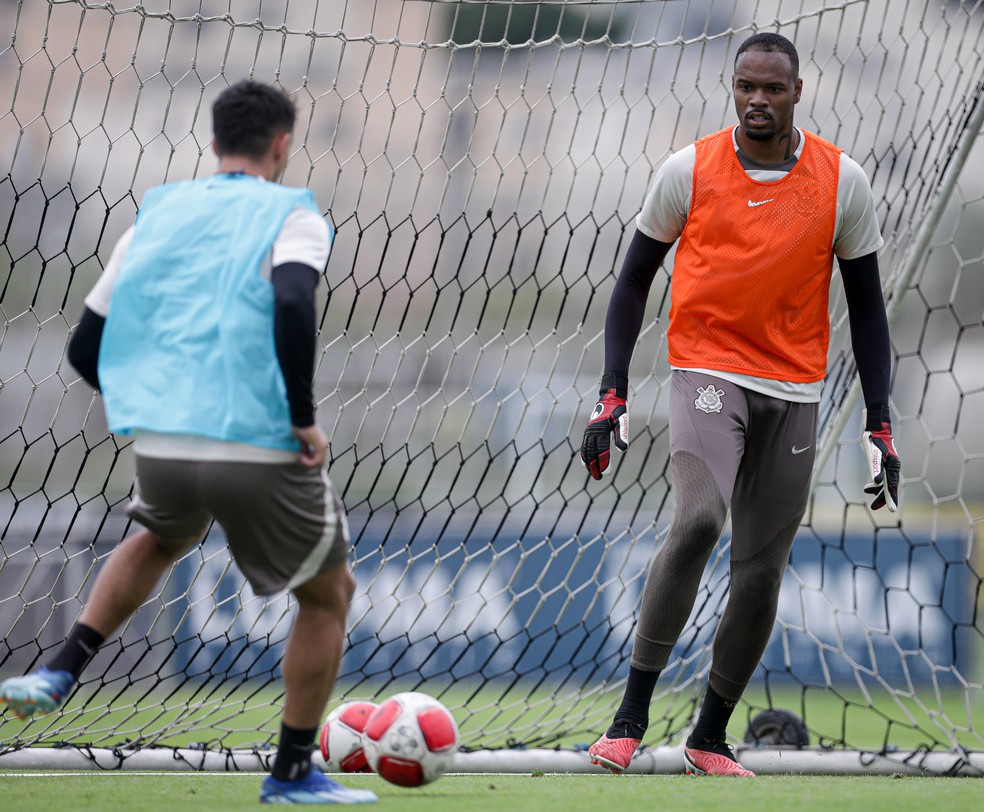 Goleiro Carlos Miguel trabalha com o elenco do Corinthians nesta quinta — Foto: Rodrigo Coca/Ag. Corinthians