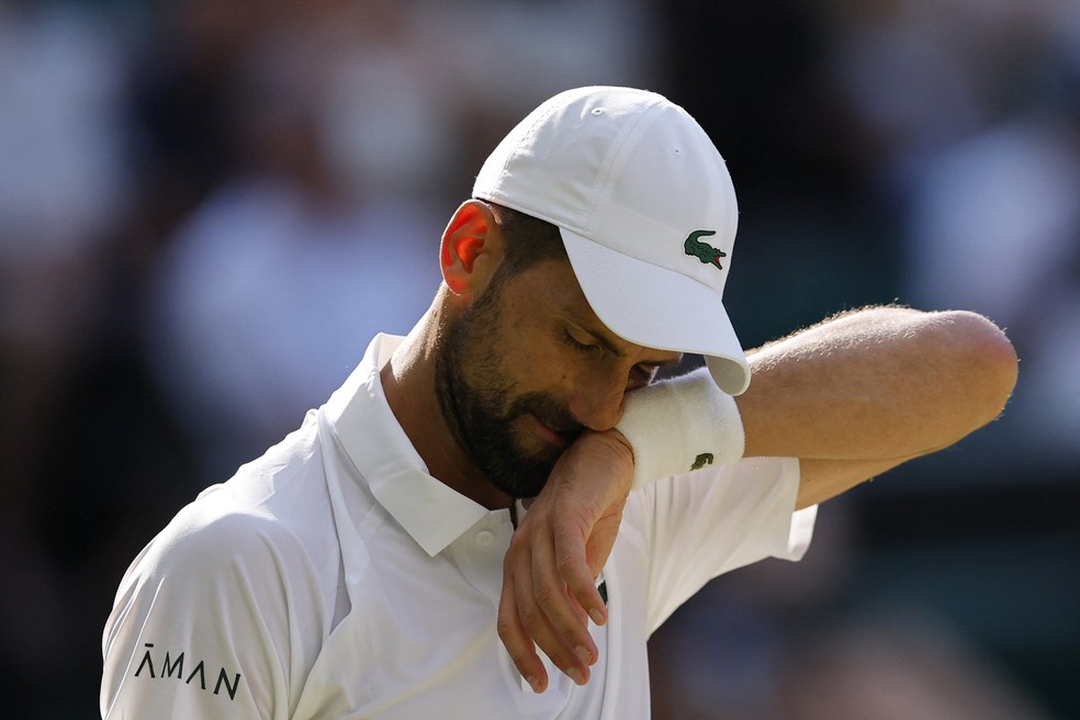 Novak Djokovic lamenta durante a semi de Wimbledon — Foto: Toby Melville/Reuters