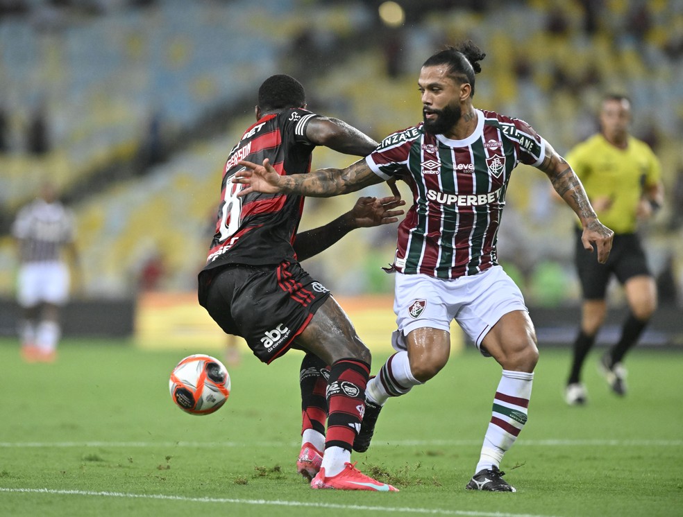 Otávio em ação pelo Fluminense contra o Flamengo — Foto: André Durão
