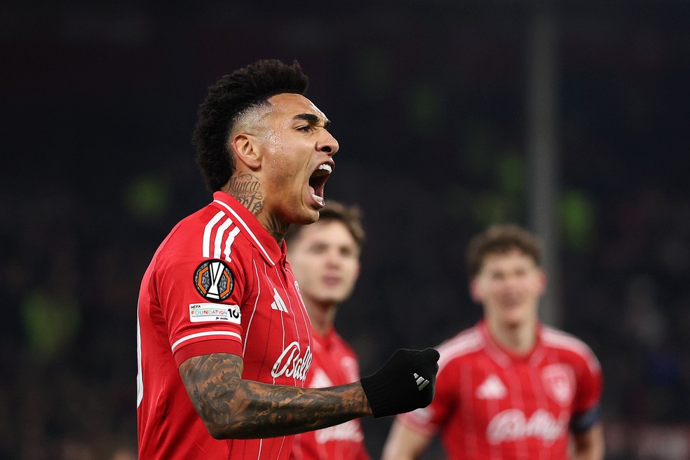 Igor Jesus treina no Coritiba durante visita ao CT e posa para foto com familiares e colegas