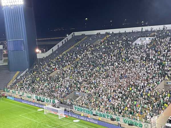 Torcedores do Palmeiras vaiam e protestam após derrota de virada: Diretoria sem vergonha