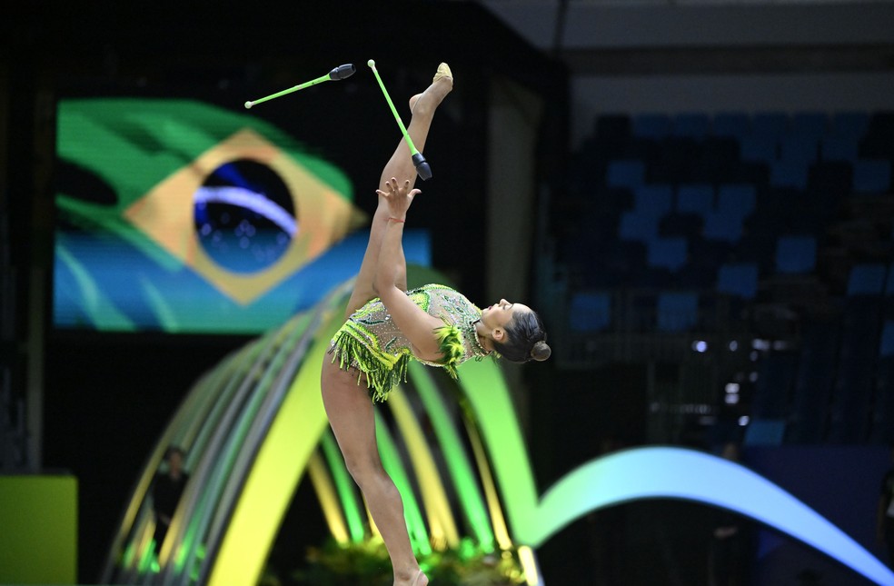 B&aacute;rbara Domingos se apresenta com as ma&ccedil;as no Mundial de gin&aacute;stica r&iacute;tmica &mdash; Foto: Andr&eacute; Dur&atilde;o