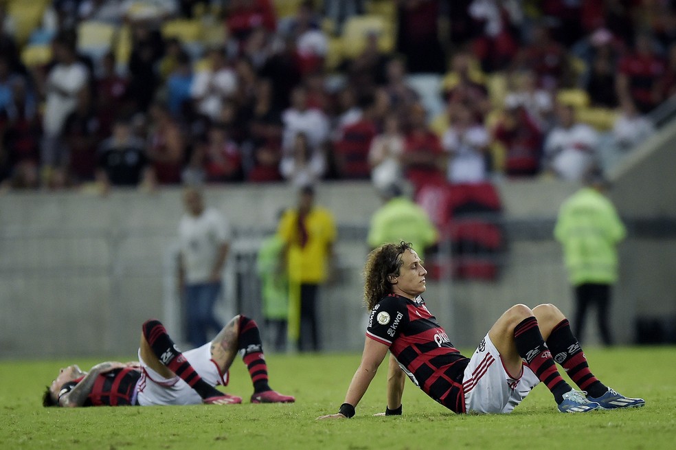 DAvid Luiz e Pulgar exaustos em campo ap�s o apito final � Foto: Alexandre Loureiro/AGIF