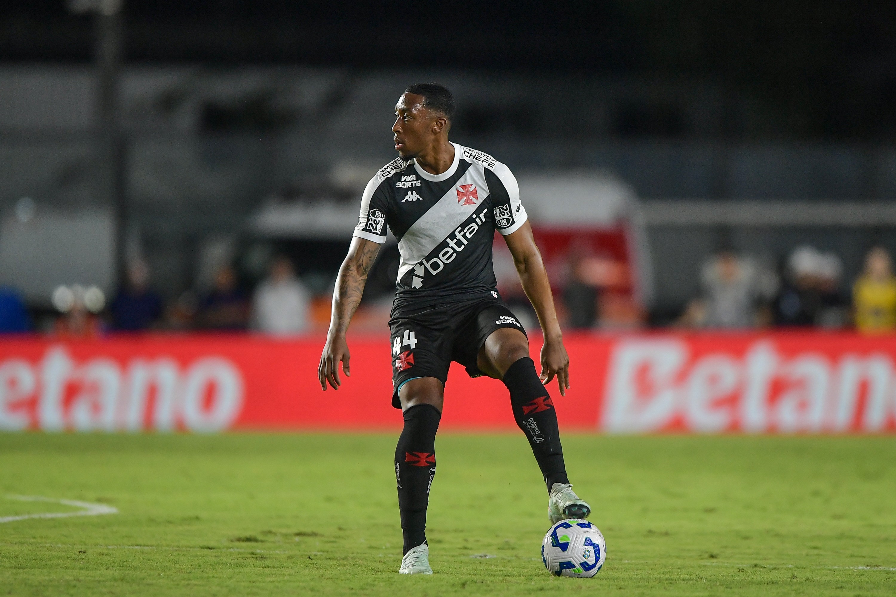 Torcida do Vasco põe João Victor no banco e escala defesa titular com Luiz Gustavo e Lemos