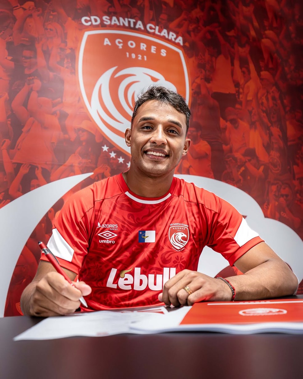Welinton Torrão assina com Santa Clara, de Portugal — Foto: Santa Clara/Divulgação