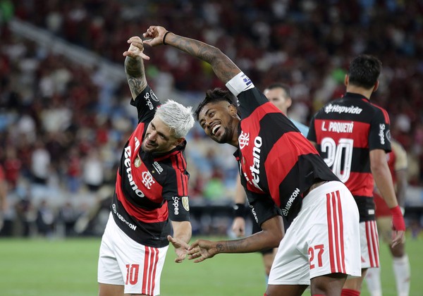 Arrascaeta e Bruno Henrique somam 58 participações em gols pelo Flamengo na Libertadores