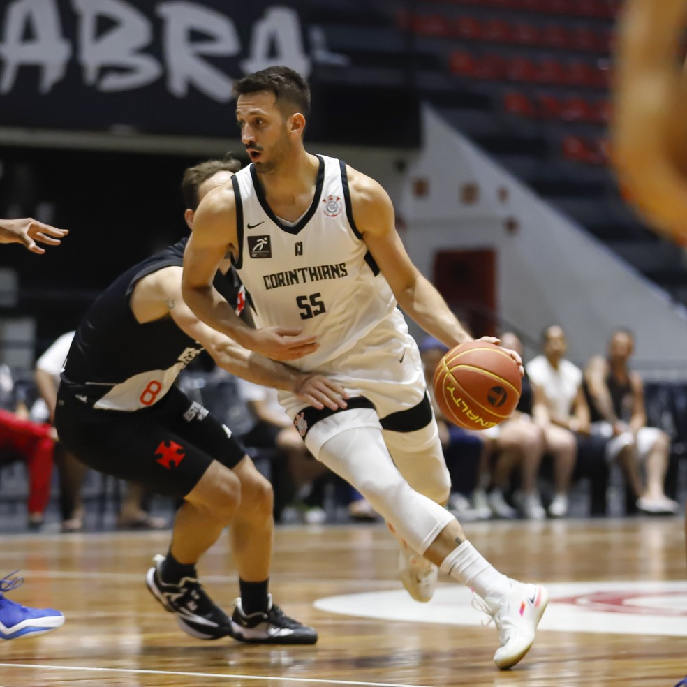 O corintiano Elinho é marcado de perto por Cauê Verzola — Foto: Beto Miller/Divulgação