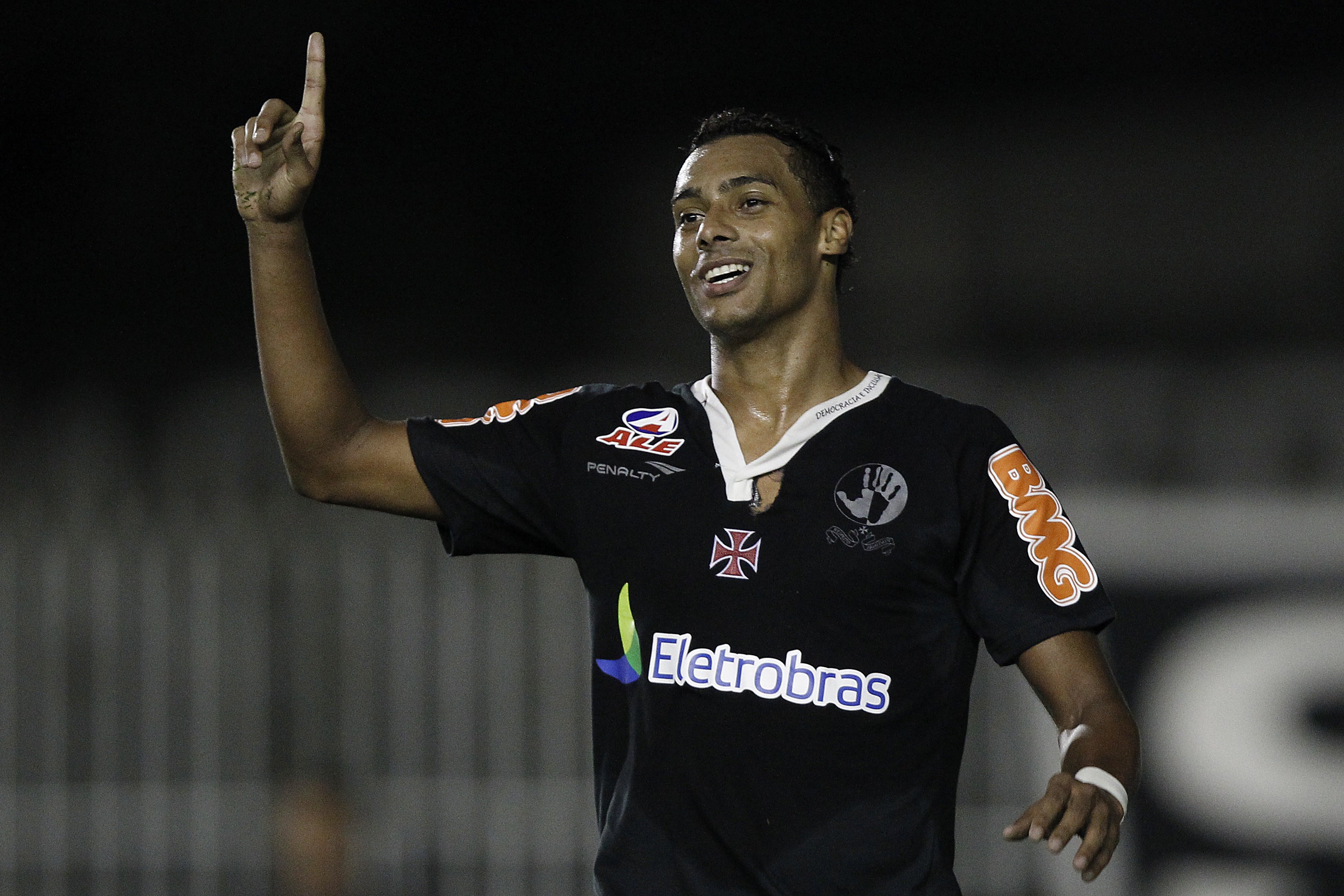 Ex-Vasco, Corinthians e Cuiabá, atacante Elton anuncia aposentadoria ...