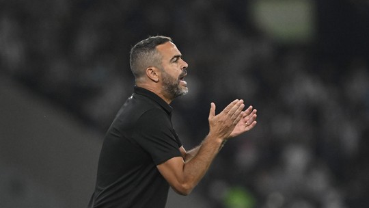 Artur Jorge cumpre suspensão contra o Corinthians; veja como o Botafogo vai substituí-lo