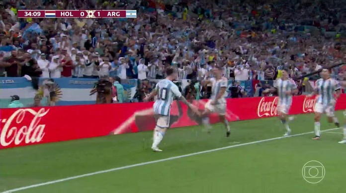 VM-PROG] Torcedor invade gramado após gol de Messi no jogo entre Argentina  e Holanda, pelas quartas; vídeo