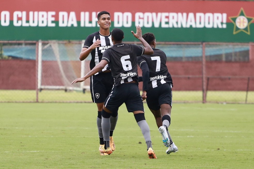 Bernardo Valim (de frente) comemora o gol sobre a Portuguesa — Foto: Henrique Lima / BFR