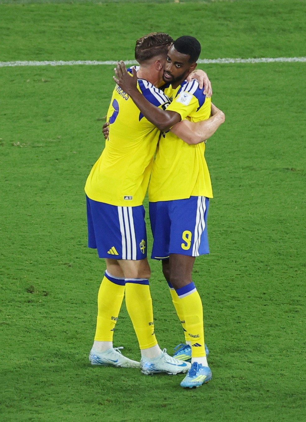 Isak e Gyökeres comemoram gol