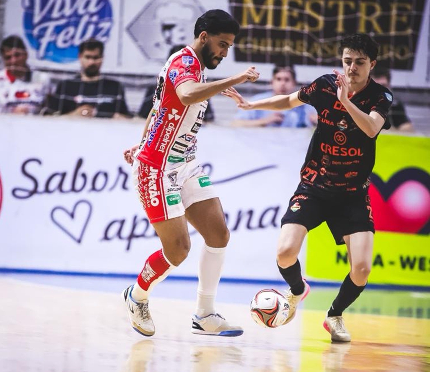 Jogadores do Marreco comemorando a vitória sobre o Pato Futsal em Francisco Beltrão