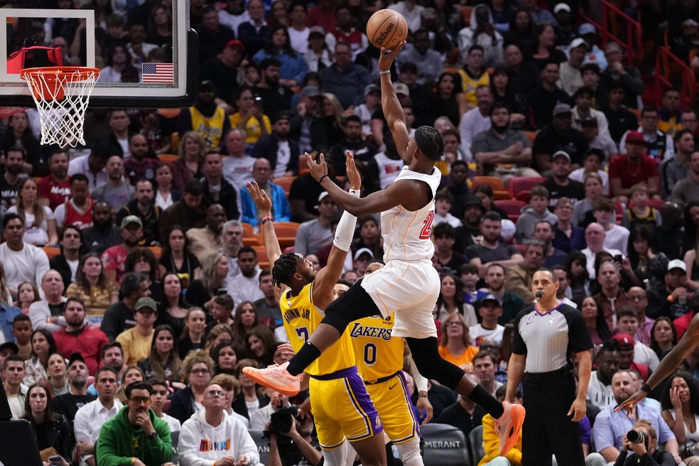NBA AO VIVO - Los Angeles Lakers detonam Miami Heat no jogo 1 da